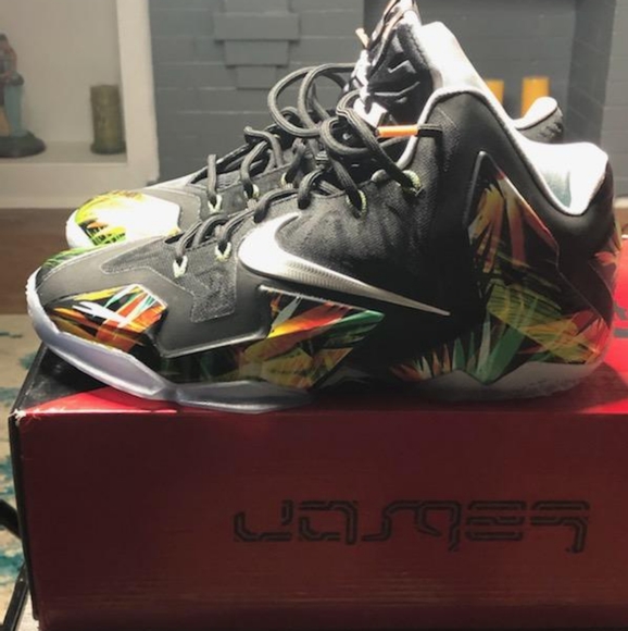 Lebron XI Size 8.5 - Picture 2 of 6